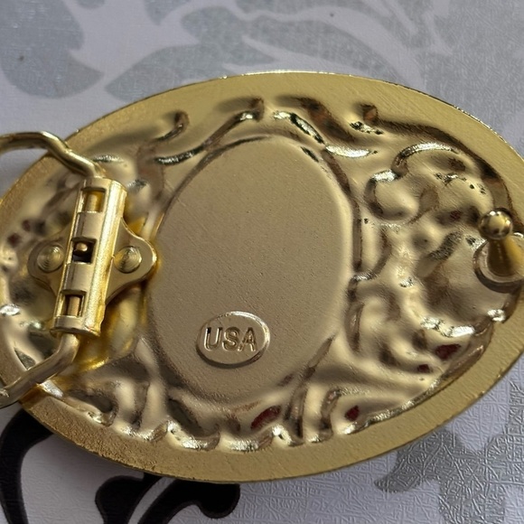 Gold tone belt buckle with scorpion design - Picture 6 of 7